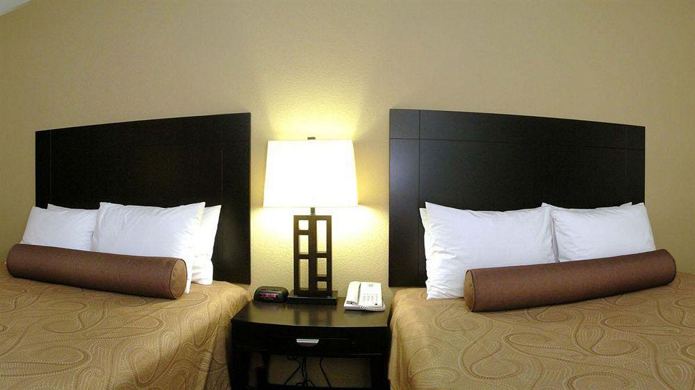 Best Western Bastrop Pines Inn Exteriör bild